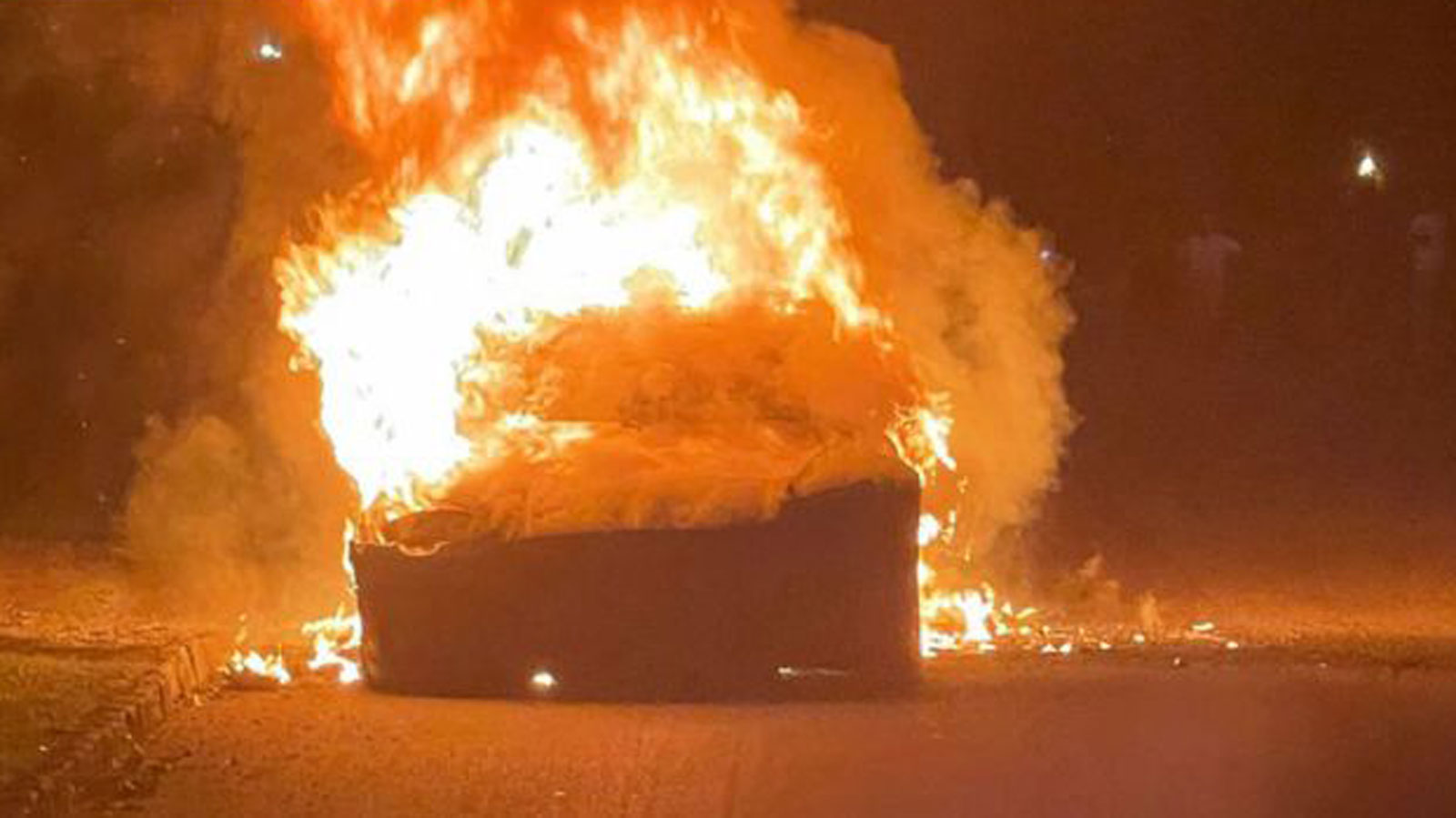 Tesla έπιασε φωτιά μετά από 3 μέρες οδήγησης!