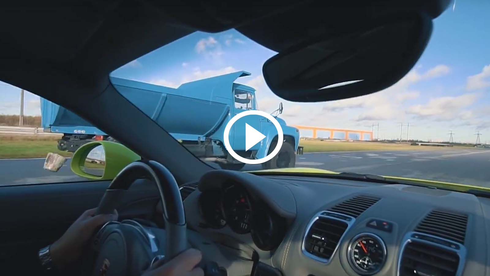 Ρωσικό φορτηγό «κερνάει πίκρα» Porsche 718 Cayman [video]