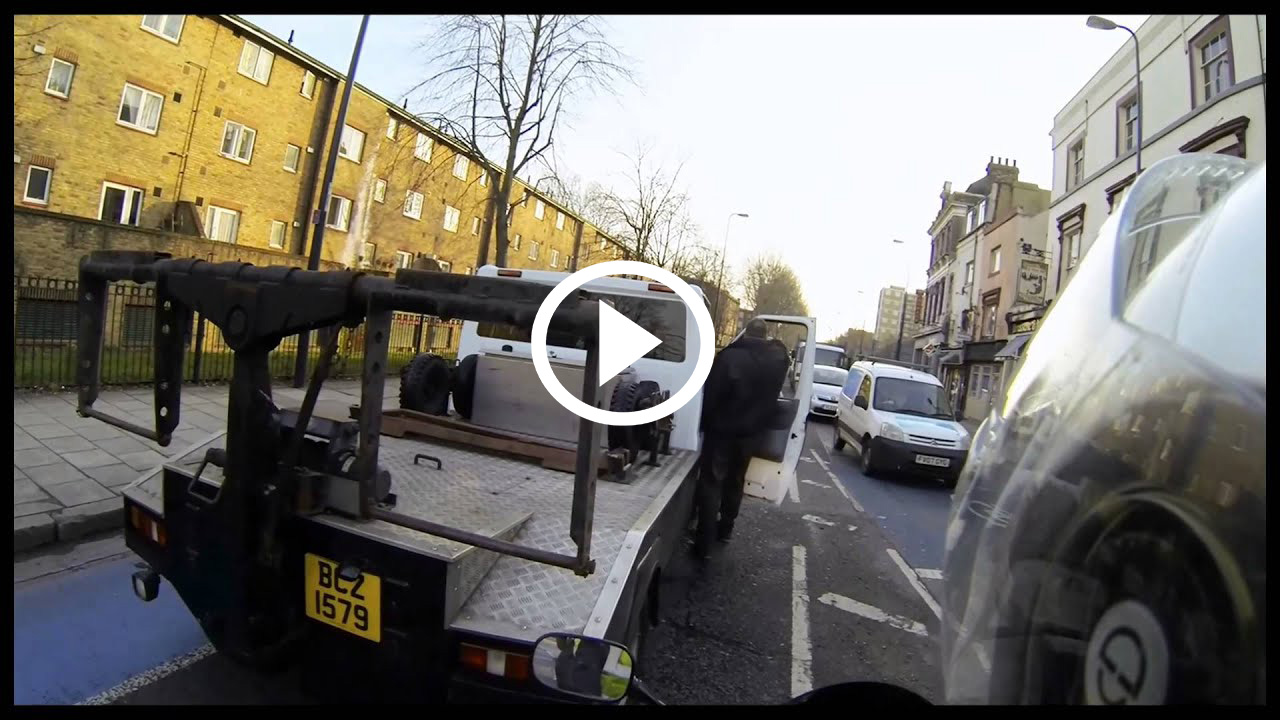 Σεληνιασμένος οδηγός πατά γκάζι να πηδήξει από γερανό [video]