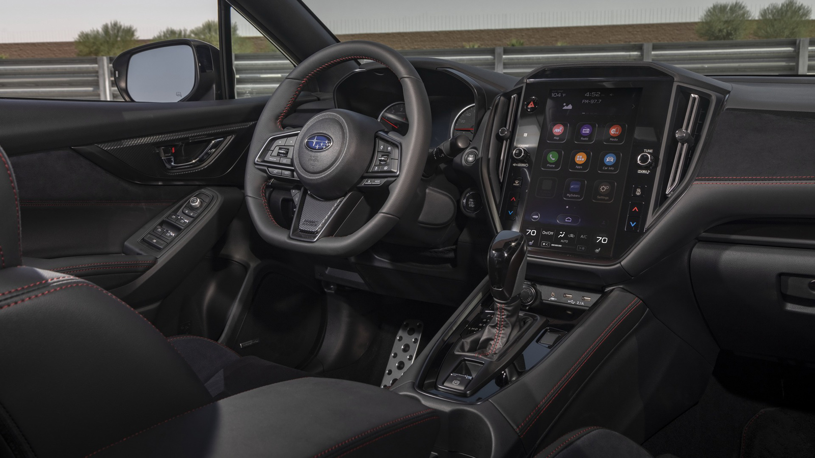 Το flat bottom τιμόνι με τα αλουμινένια πεντάλ ολοκληρώνουν την σπορ εμφάνιση και από μέσα