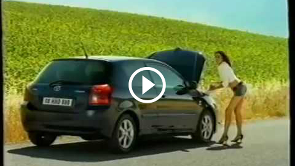 Τα Toyota δεν χαλάνε ρε κοπελιά [video]