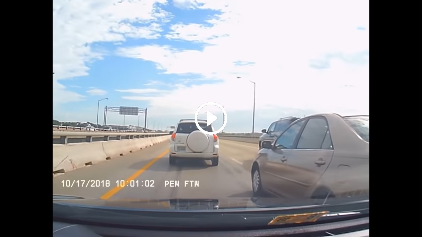 Πήγε να μπει στην αριστερή ενώ δεν χωρούσε και προκάλεσε χάος [video]