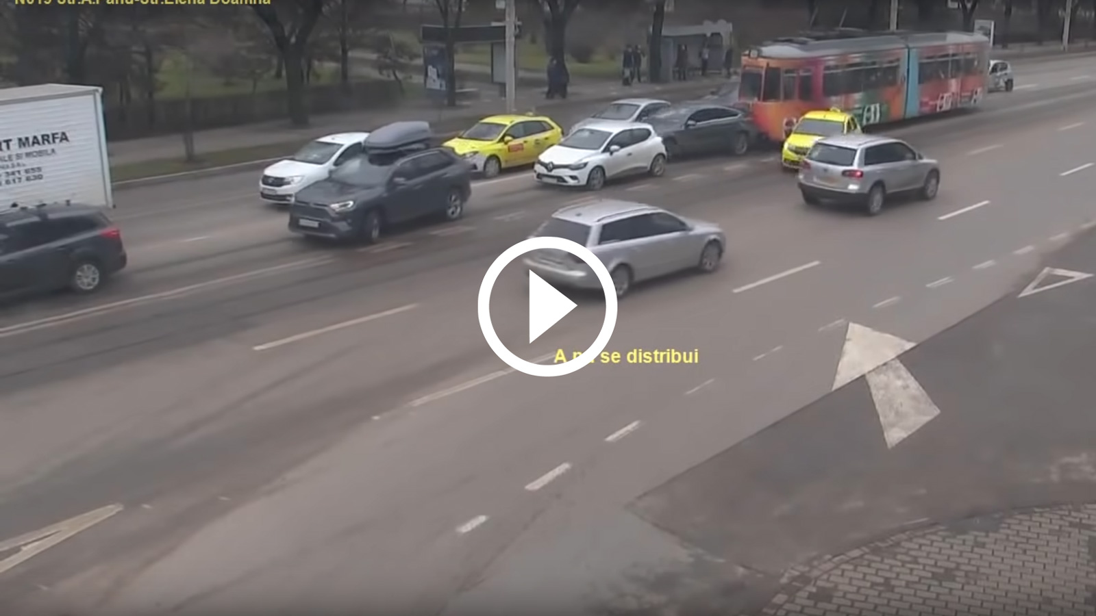 Τραμ παίζει «συγκρουόμενα» με αυτοκίνητα [video]