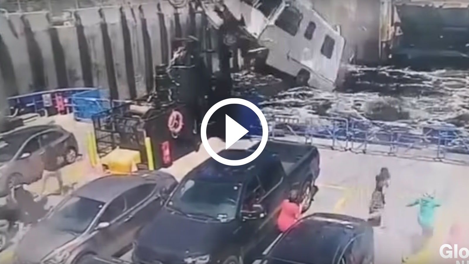 Τροχόσπιτο κάνει άλμα και προσγειώνεται σε ferry boat [video]