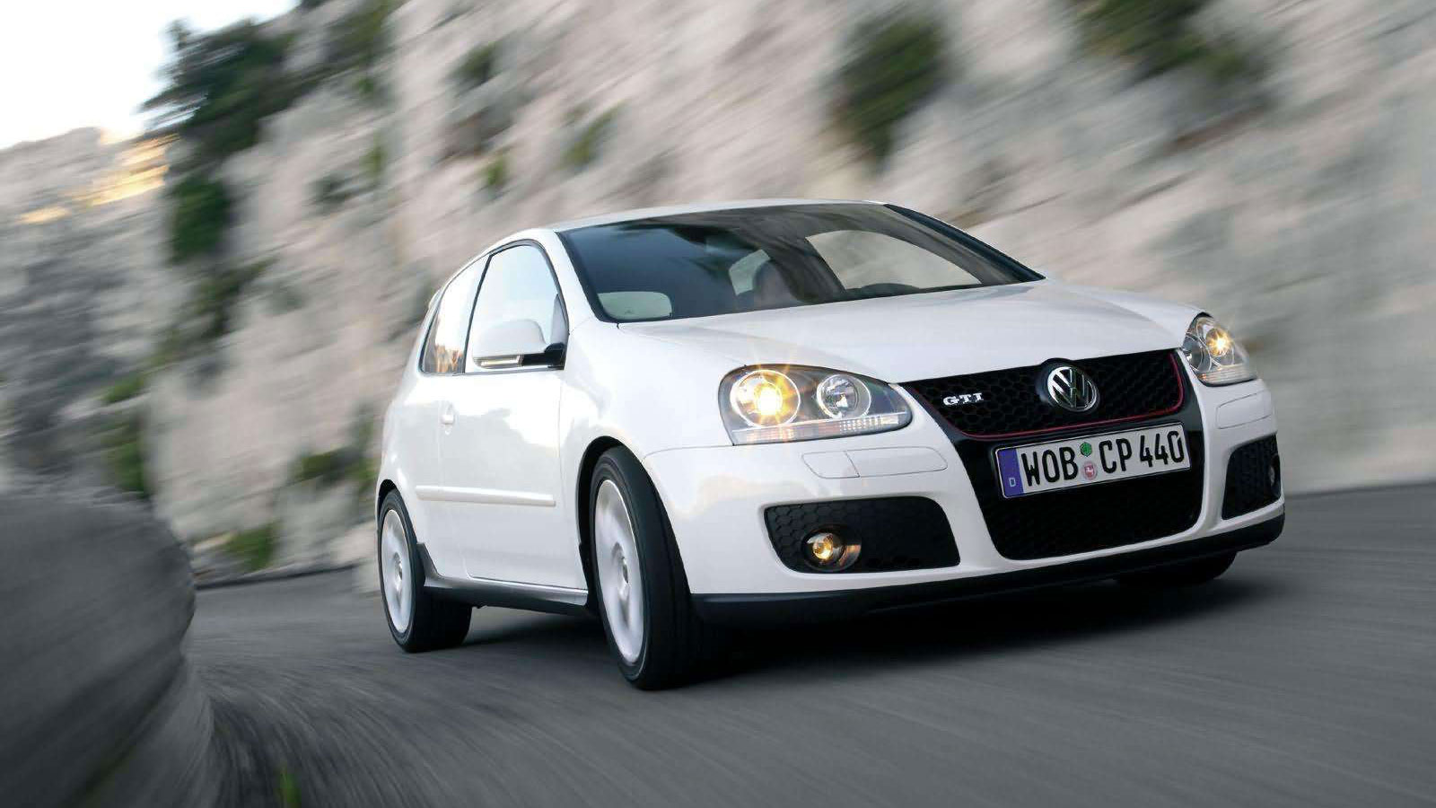 VW Golf GTI: Ο σκληρός αντίπαλος από τη Γερμανία