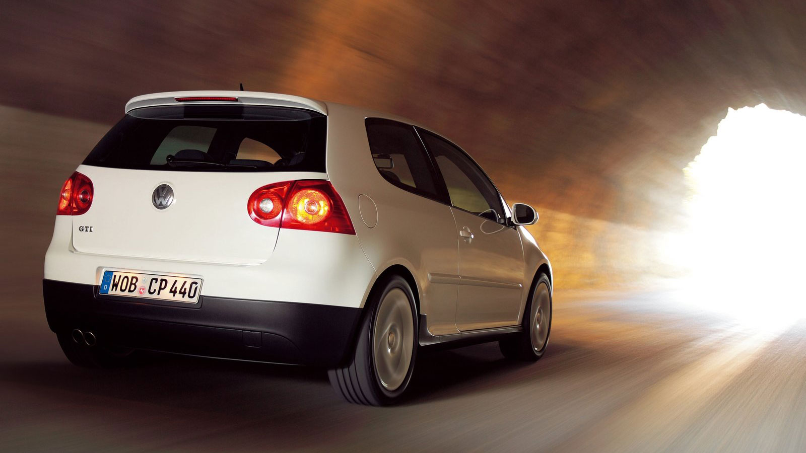 VW Golf GTI: Ο σκληρός αντίπαλος από τη Γερμανία