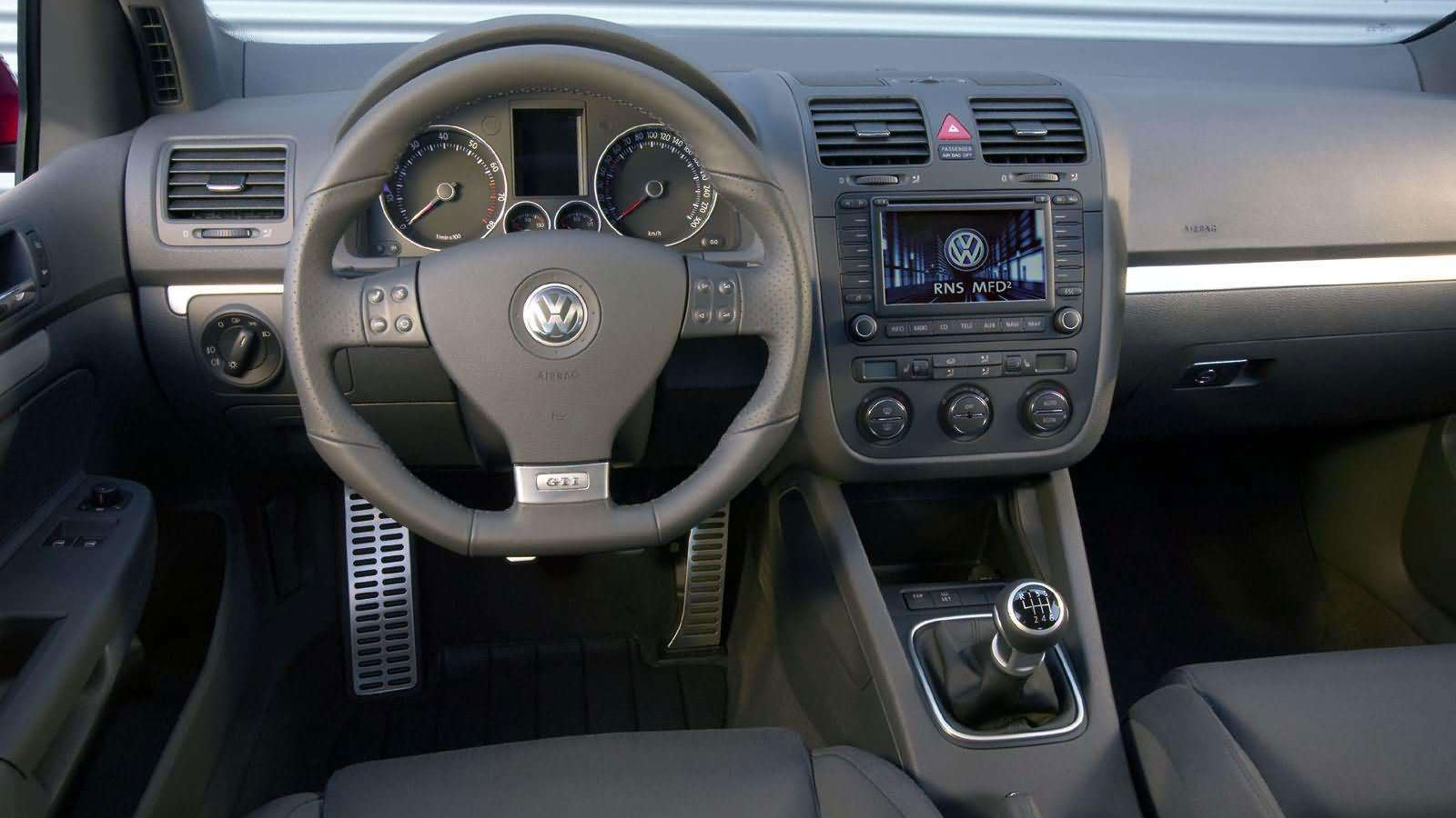 VW Golf GTI: Ο σκληρός αντίπαλος από τη Γερμανία