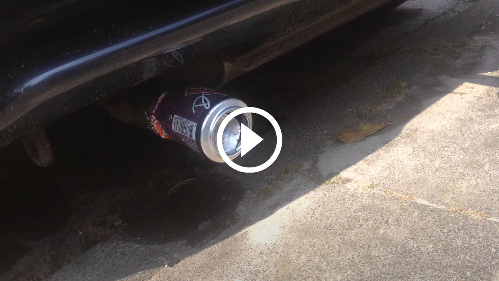 Έβαλε τενεκεδάκι στην εξάτμιση για να κάνει σαματά [video]