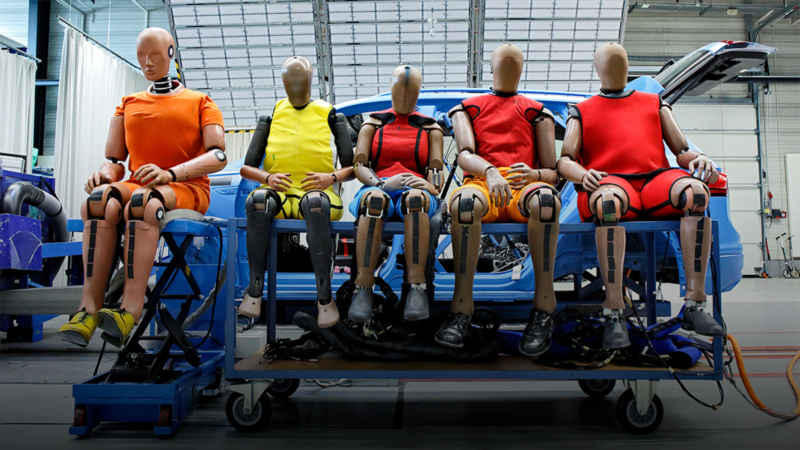 5 διαφορετικές κούκλες που αντιπροσωπεύουν 5 διαφορετικούς σωματότυπους χρησιμοποιήθηκαν στα crash test του ADAC. Για κάθε μία έγιναν δύο τεστ, το 1ο 