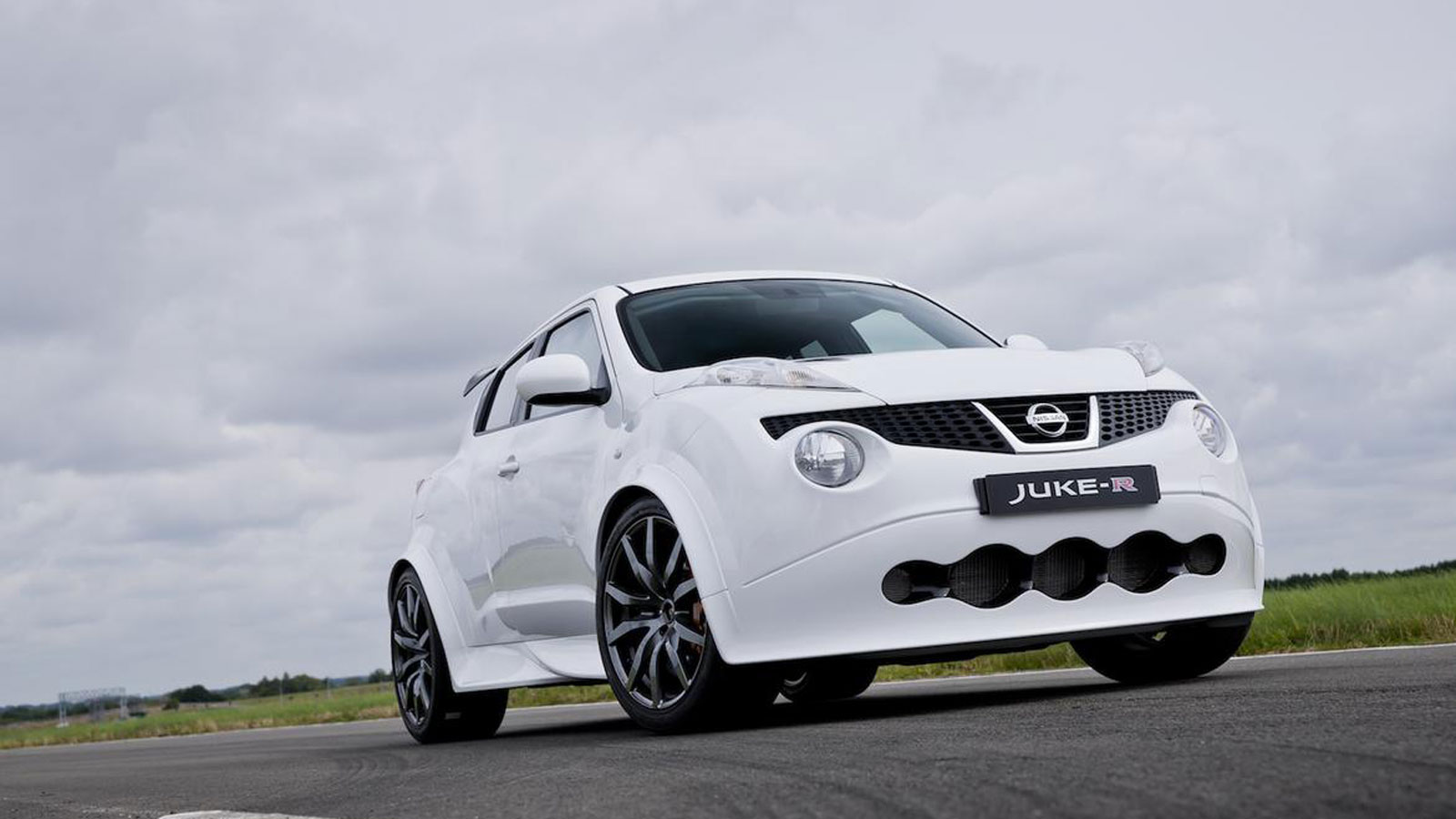 Nissan Juke-R: Όταν η Nissan πάντρεψε ένα Juke με ένα GT-R
