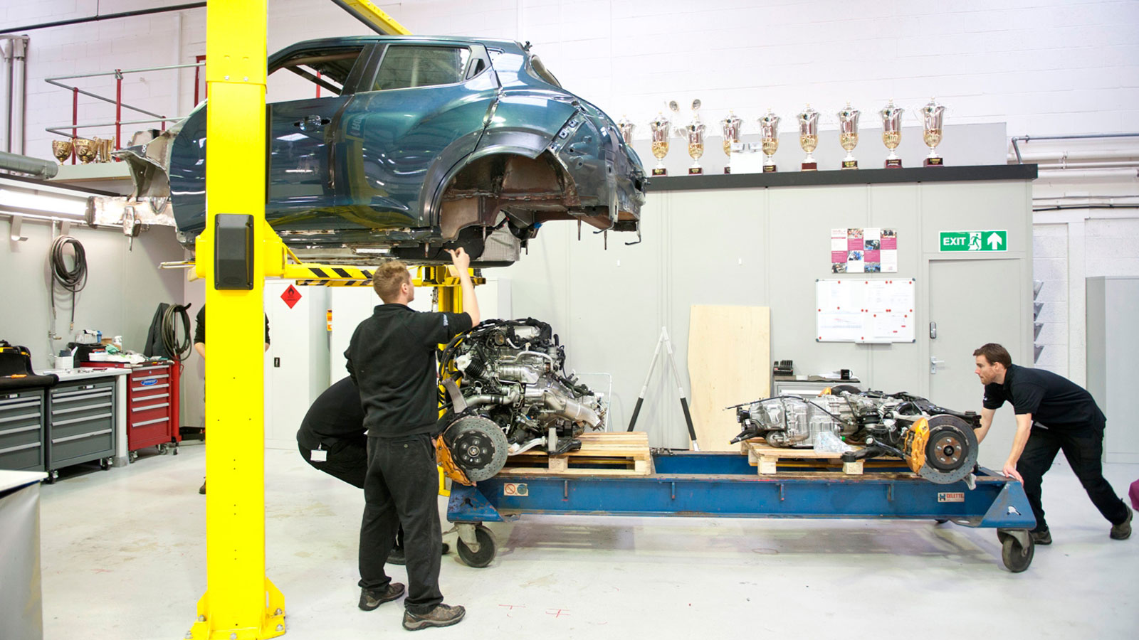 Nissan Juke-R: Όταν η Nissan πάντρεψε ένα Juke με ένα GT-R