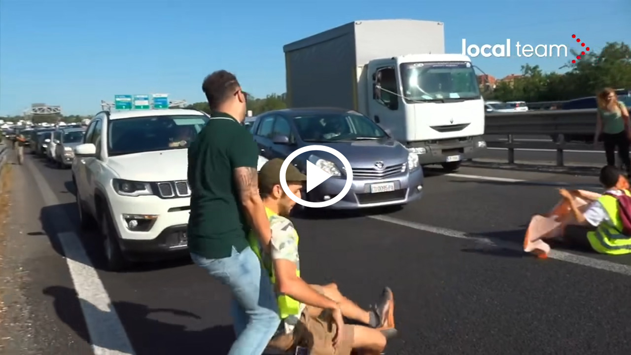 Αγανακτισμένοι οδηγοί τραβάνε διαδηλωτές που κλείνουν δρόμο [video]