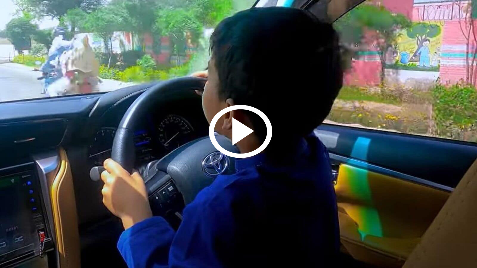 Ανεύθυνοι γονείς βάζουν 8χρονο να οδηγεί [video]