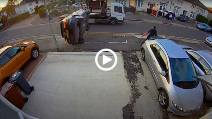 Αυτοκίνητο κοκορέτσι κυνηγάει πεζό [video]