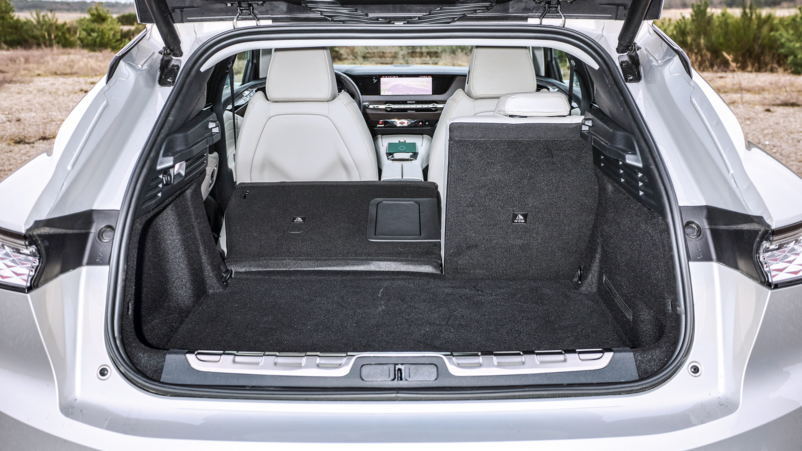 DS 4 E-Tense 225 Cross: Εντυπωσιακό σε εμφάνιση και τεχνολογία