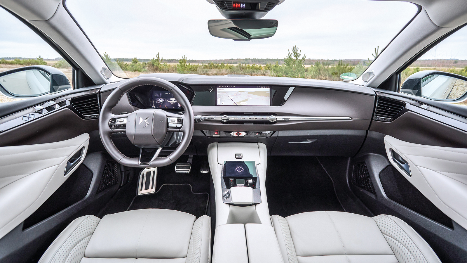 Τρεις οθόνες αφής δεσπόζουν στο εσωτερικό του DS4. Στο πίνακα οργάνων, στο κέντρο του ταμπλό και στην κεντρική κονσόλα