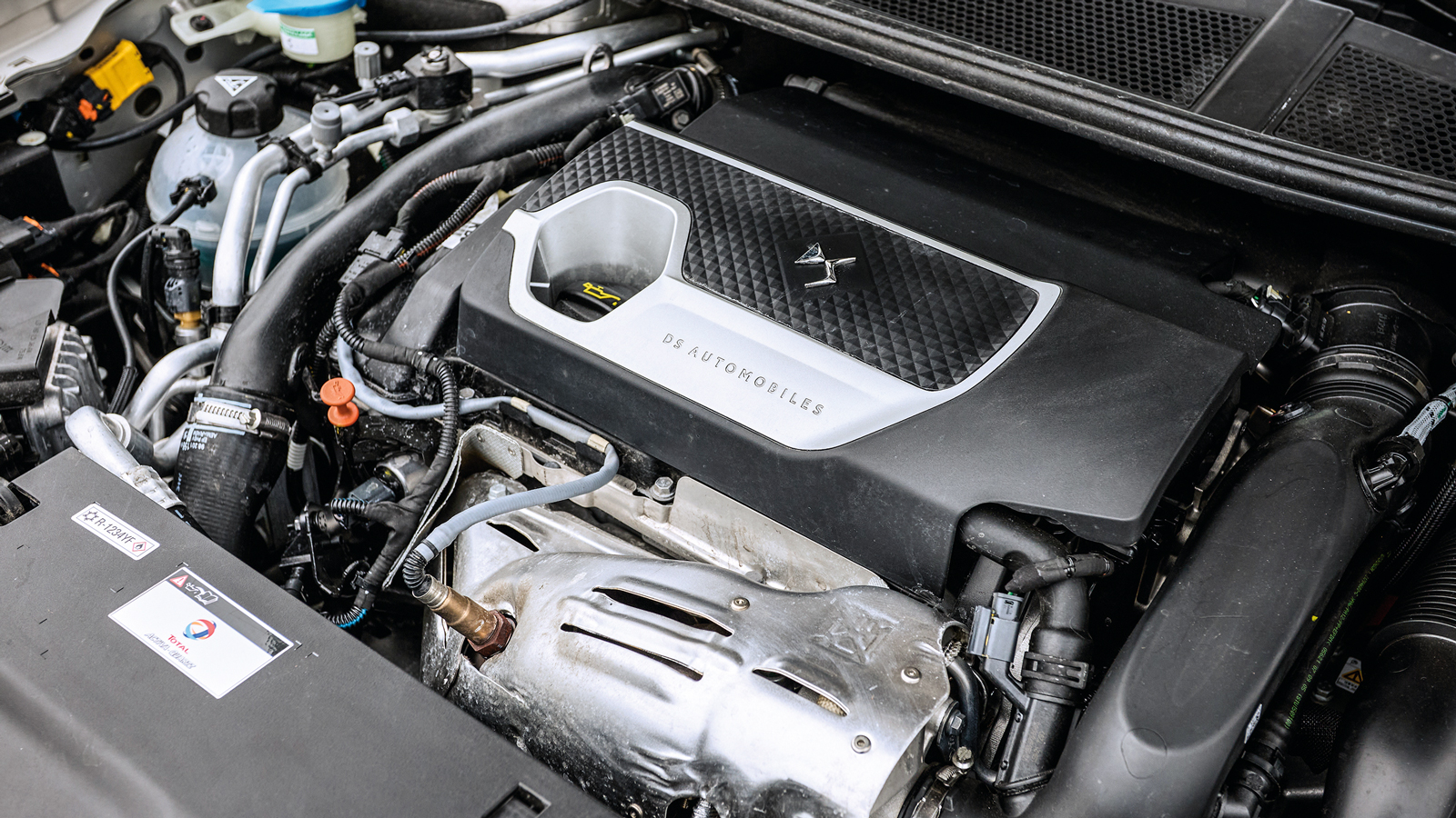 Αρκετά ισχυρό το κινητήριο σύνολο του DS4, που αποδίδει 225 ίππους και 360 Nm ροπής.