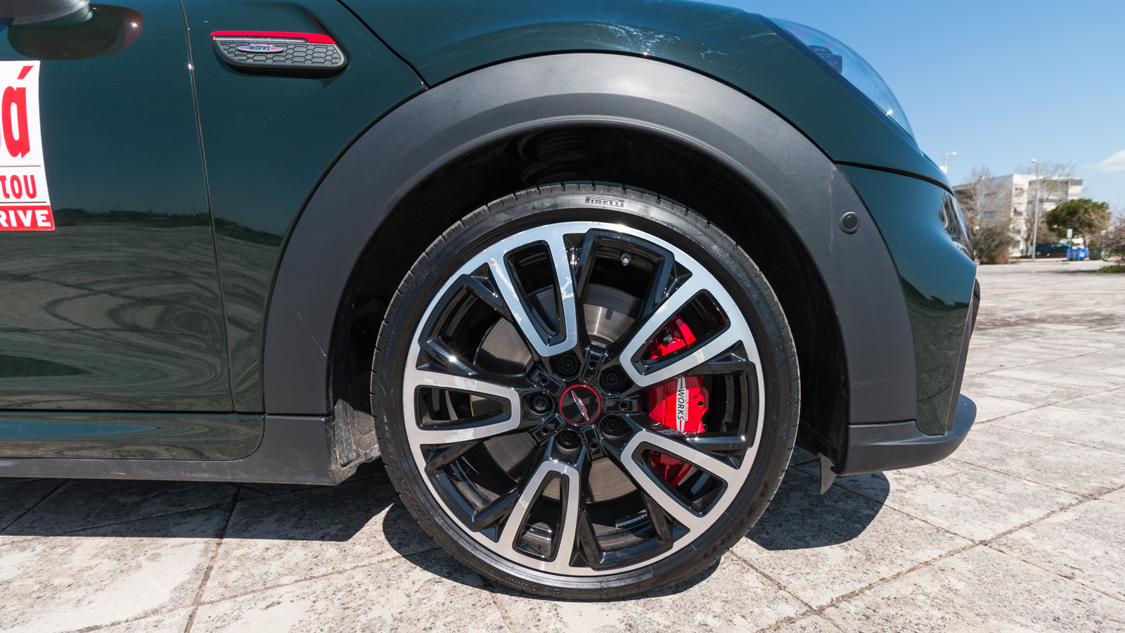 Οι τετραπίστονες δαγκάνες σταματούν με ασφάλεια και σιγουριά το Mini Cooper