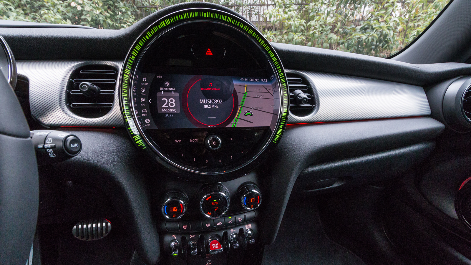 To «κέντρο ελέγχου» του αυτοκινήτου είναι η κυκλική οθόνη αφής 8,8 ιντσών, μέσω τις οποίας μπορούν να ρυθμιστούν όλες οι λειτουργίες του αυτοκινήτου κ