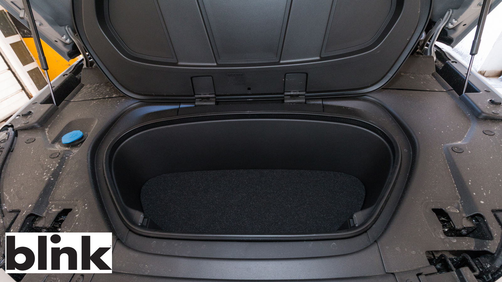 Κάτω από το καπό υπάρχει ένας μικρός χώρος, ικανός να φιλοξενήσει τα καλώδια φόρτισης.