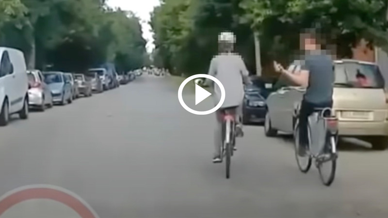 Έκανε χειρονομία σε φουσκωτό και το μετάνιωσε πικρά [video] 