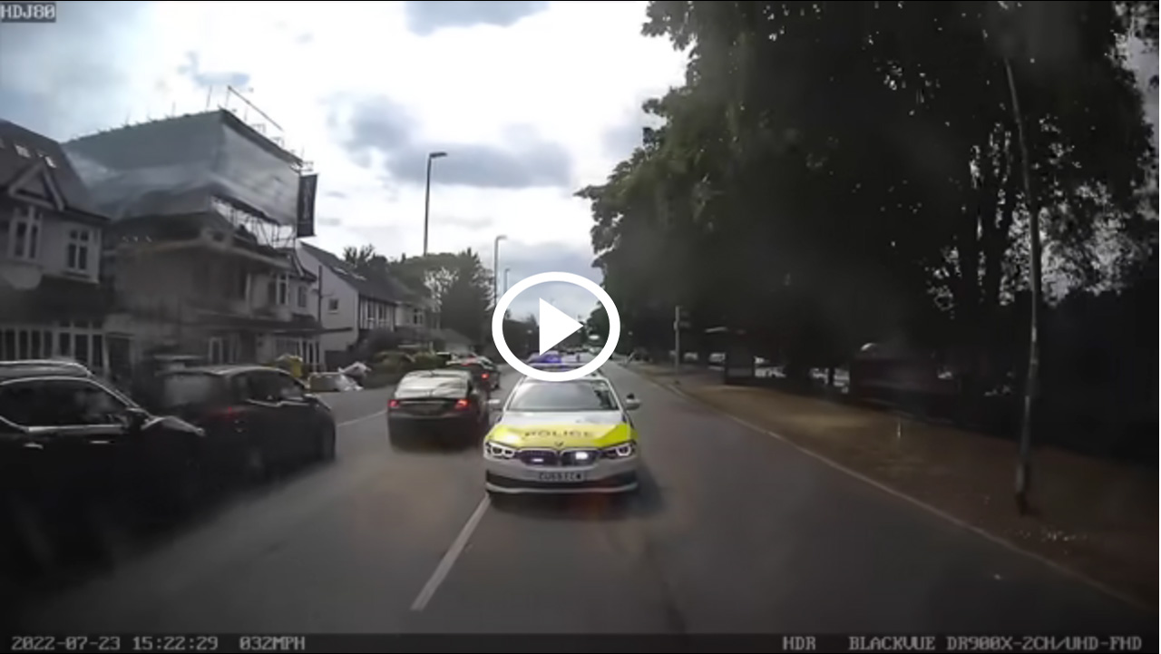 Έκλεινε τον δρόμο σε περιπολικό και έκανε και τον Κινέζο [video]