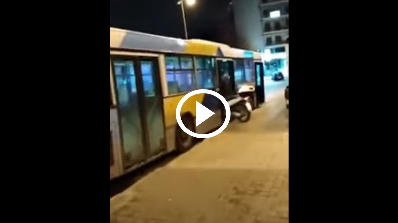 Δαιμόνιος Έλληνας μπήκε με μηχανάκι σε λεωφορείο [video]