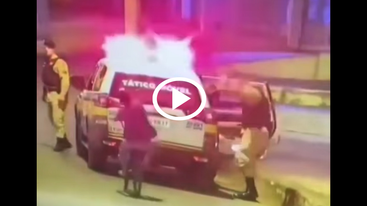 Έσπασε παρμπρίζ σε περιπολικό μπροστά στους αστυνομικούς [video]