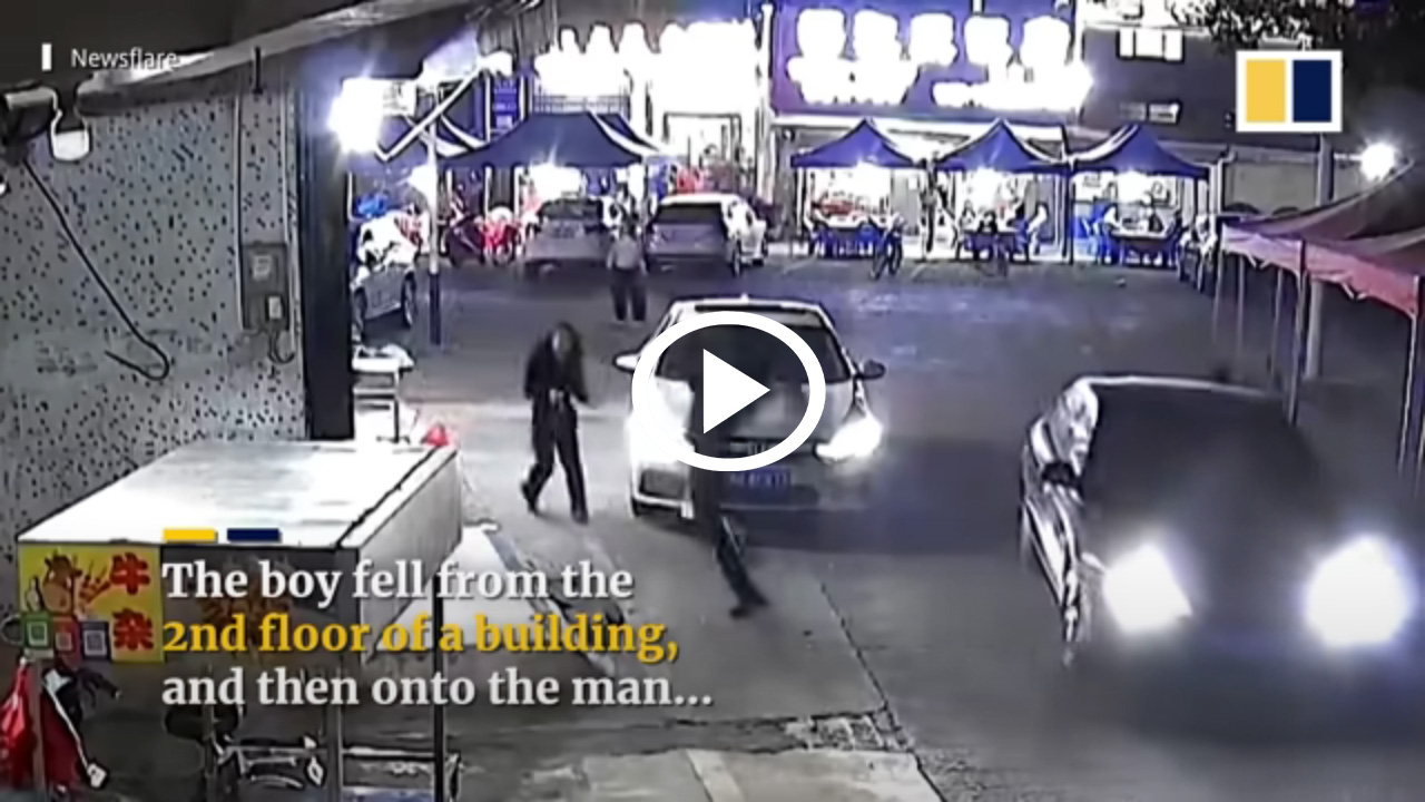 Έσωσε με τα χέρια του μικρό παιδί που έπεσε από μπαλκόνι [video]