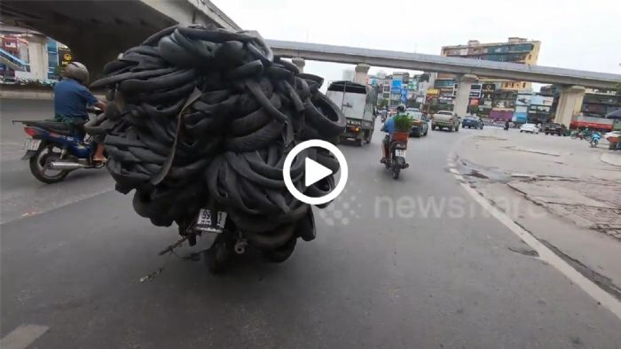 Φόρτωσε 100 λάστιχα σε παπάκι και βγήκε στον δρόμο [video]