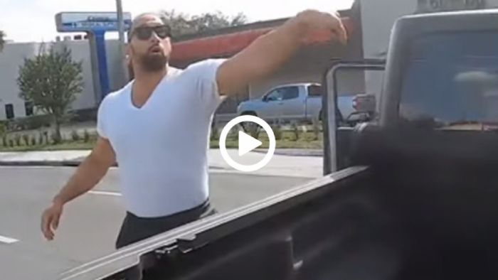 Φουσκωτός πουλάει τσαμπουκά αντί να ζητάει συγγνώμη [video]