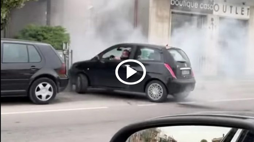 Κουτουλάει με μίσος το ντουβάρι για να παρκάρει [video]