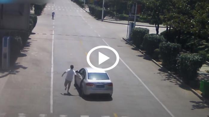 Ξυπόλητος ήρωας σώζει μικρά παιδιά από τον θάνατο [video]