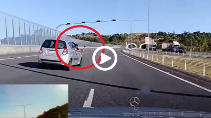 Μανιακοί με τσεκούρι τρακάρουν Mercedes [video]