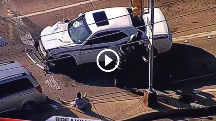 Μητέρα μαύρισε στο ξύλο κακοποιό και τον έδωσε στην αστυνομία [video]