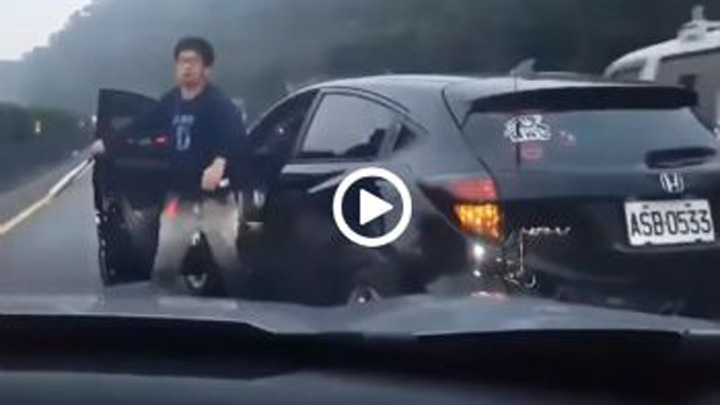 Νταής έγινε κοτόπουλο σε 1 δευτερόλεπτο [video]