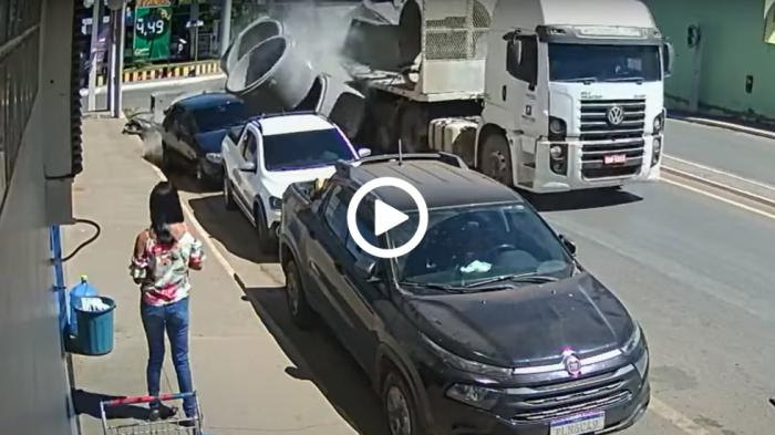 Νταλικέρης ισοπέδωσε αυτοκίνητα με τσιμεντένια δαχτυλίδια [video]