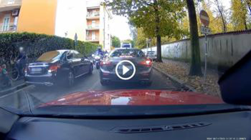 Πηγαίνε ανάποδα με 40 Ζητάδες μπροστά του [video]