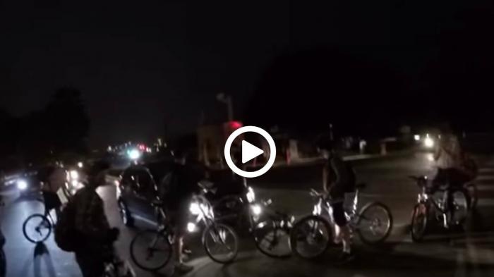 Ποδηλάτες λειτουργούν σαν συμμορία και σπάνε αυτοκίνητο [video]