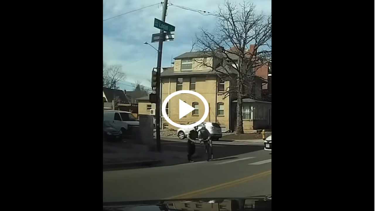 Ποδηλάτης παρέσυρε πεζό σε διάβαση [video]
