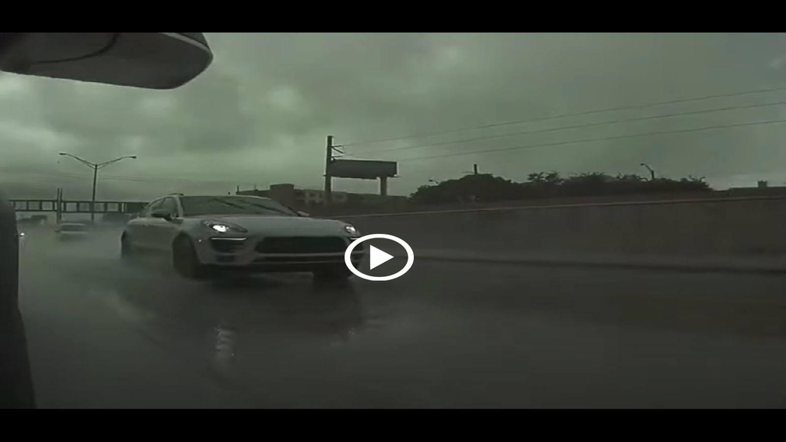 Porsche Macan χάνει τον έλεγχο στη βροχή [video]
