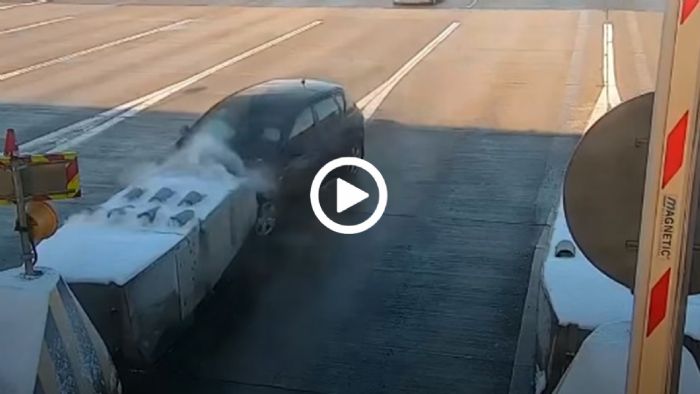 Προσπέρασε στα διόδια και καρφώθηκε στο στηθαίο [video]