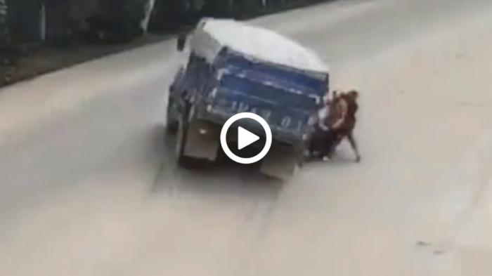 Πρώτα πήγε να τους θάψει και μετά τους έσωσε την ζωή [video]