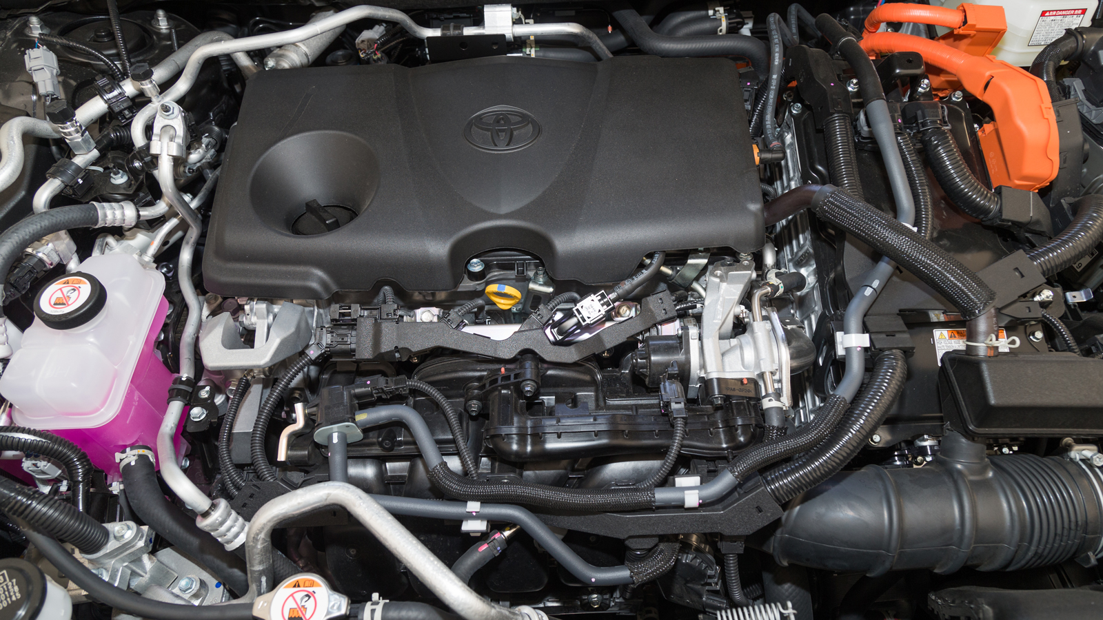 Συγκριτικά με το αυτοφορτιζόμενο υβριδικό RAV4, το «πριζάτο» μεσαίο SUV των 306 ίππων έχει ατμοσφαιρικό μοτέρ κατά 38% ισχυρότερο και με 50% περισσότε