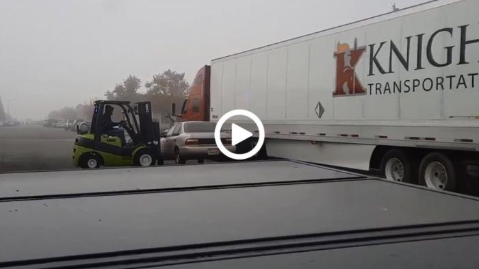 Σήκωσαν αυτοκίνητο με κλάρκ για να φύγει η νταλίκα [video]