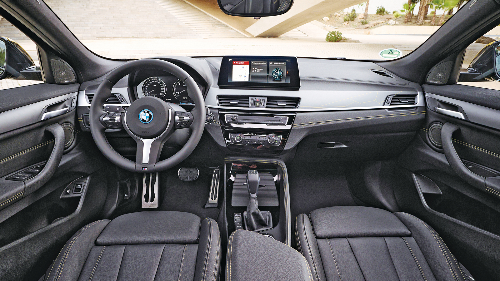 Κλασική BMW με πραγματικά κουμπιά και αναλογικό καντράν. Δεν υπάρχει σύνδεση Android Auto, μόνο Apple CarPlay. Δεν μπορείτε να ρυθμίσετε μέσω φωνητικο