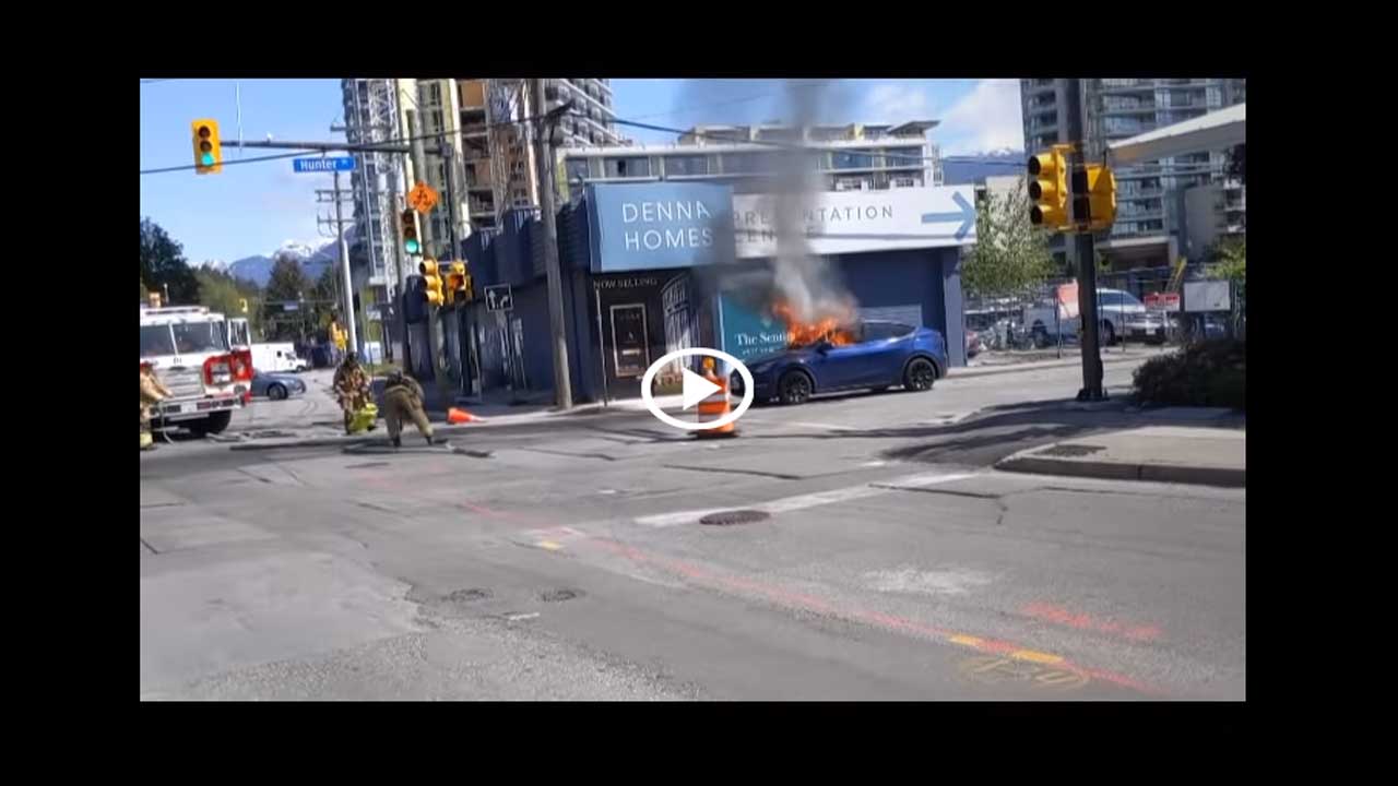 Tesla πήρε φωτιά στο φανάρι  