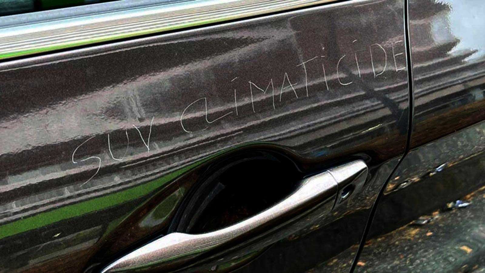 Χαρακώνουν SUV για την κλιματική αλλαγή 