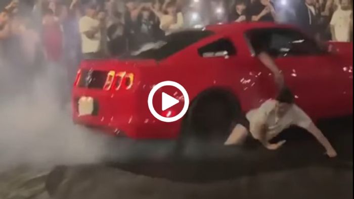 Στην αρχή μάγκας, μετά ξεβράκωτος στο πάτωμα [video]