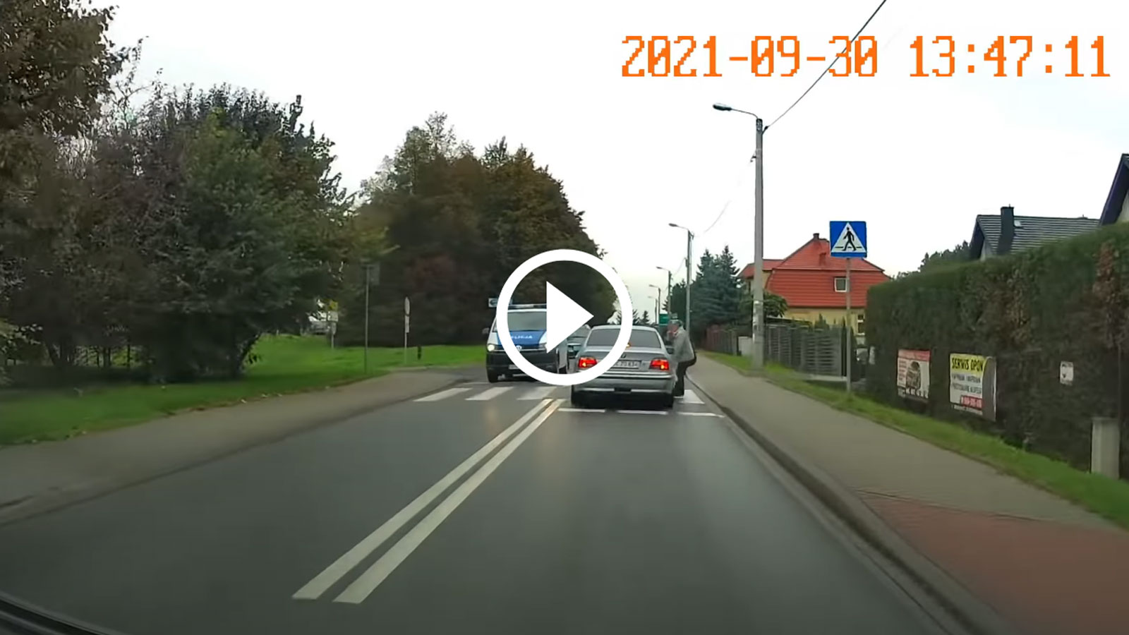 BMW-δακιας χτυπά πεζό στις διαβάσεις δίπλα από την αστυνομία [video]